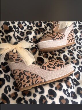 Leopard Print Wedge Sandals with Cream Bow size 7.5